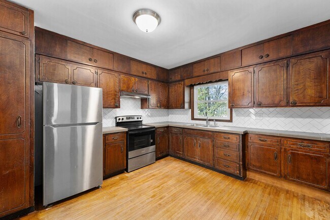 Building Photo - 568 W Main St