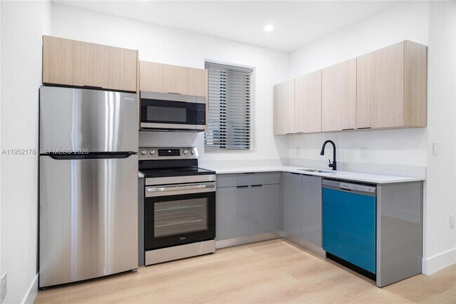 Building Photo - 629 SW 10th Ave