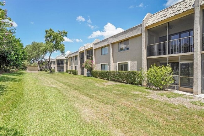 Building Photo - 350 Racquet Club Rd