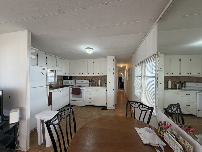 Building Photo - "Cozy 2-Bed Oasis in Nokomis, FL – Nokomis Lake Village Retreat!"