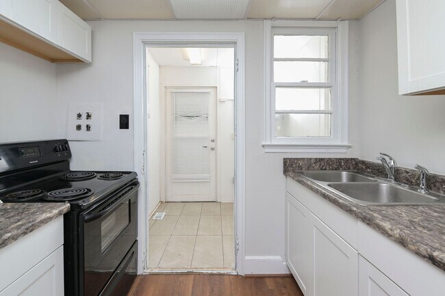 Building Photo - 2 bedroom, 1.5 bath home for rent in the h...