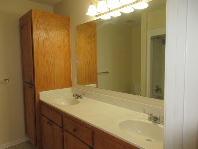 Building Photo - Landmark Pointe