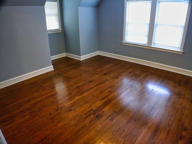 Building Photo - 9337 S Richmond Ave