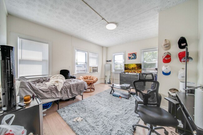 Building Photo - Massive Newly Renovated 11-Bedroom House o...