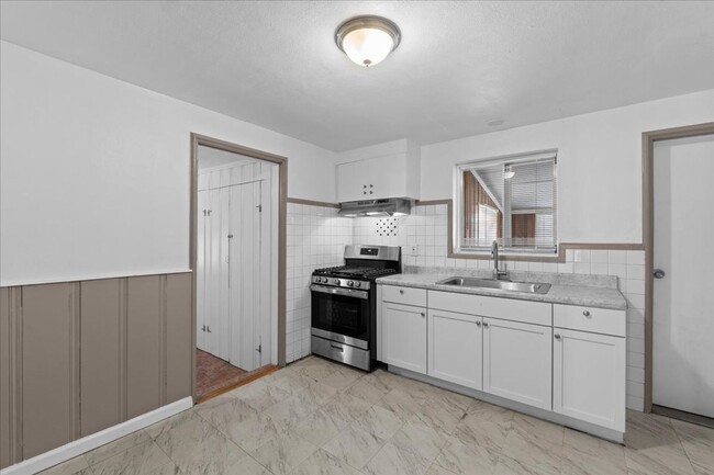 Building Photo - Section 8 Opportunity! Gorgeous 3 bed 1 ba...