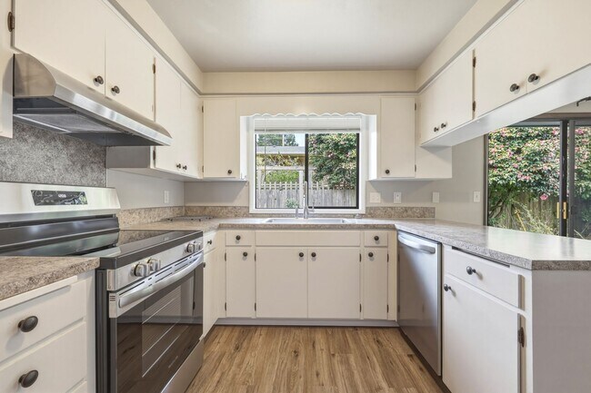 Building Photo - Move in ready NOW! Desirable west side location! 2 bed/ 1.75 bath. Olympia school district.