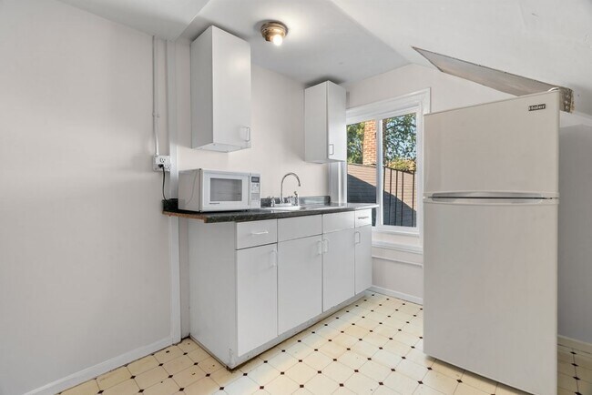 Building Photo - 15 Holton St