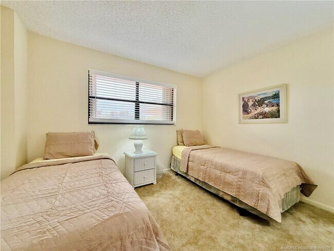 Building Photo - 9490 S Ocean Dr