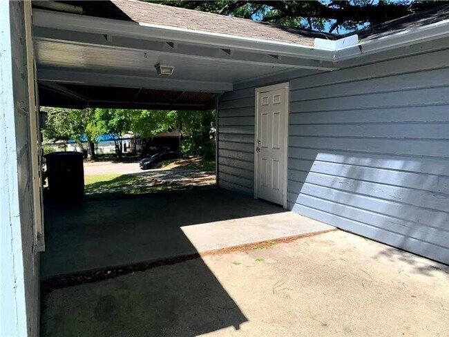 Building Photo - 3 Bedroom 1 Bathroom House in Mobile- FIRST MONTH RENT HALF OFF!!!