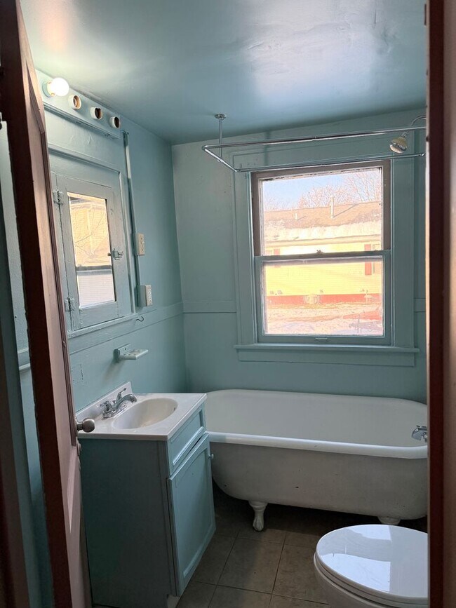 Building Photo - 807 Williams St