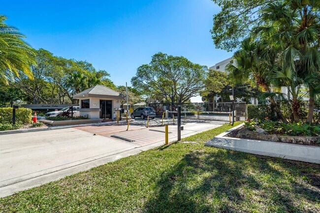 Building Photo - 1250 S Military Trail