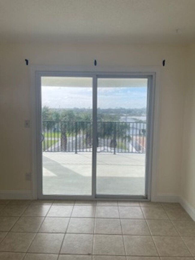 Building Photo - Breathtaking Views from this 3rd Floor Unit