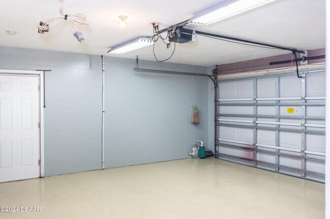 Building Photo - 136 Valencia Dr