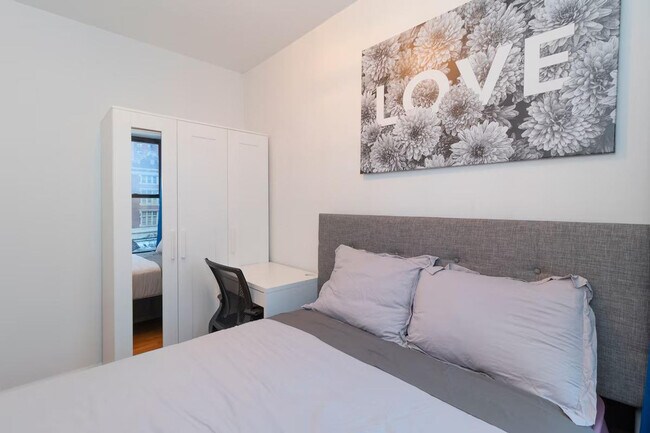 Building Photo - 331 E 92nd St