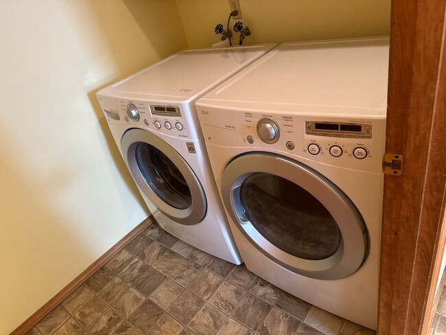 Building Photo - close to OSU, brand new carpet and floorin...
