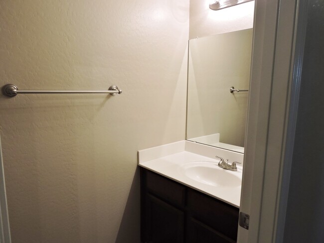 Building Photo - 4 BEDROOM 2 1/2 BATHROOM WITH OFFICE AND LOFT