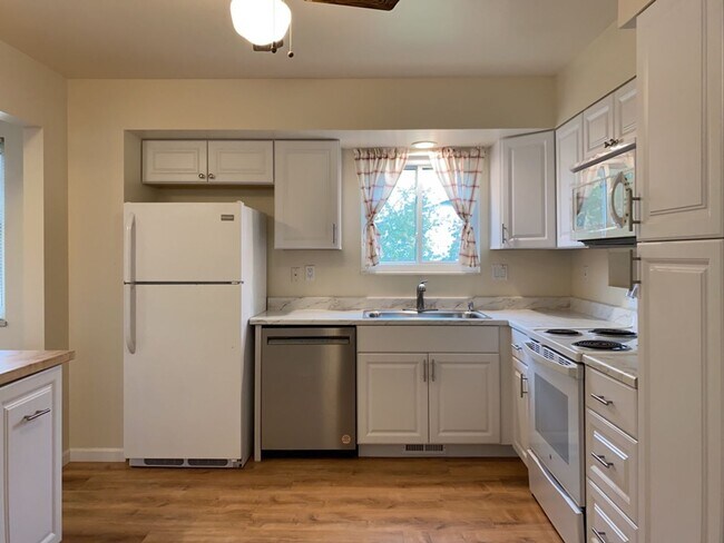 Building Photo - Spacious West-Side Tri-Level Home