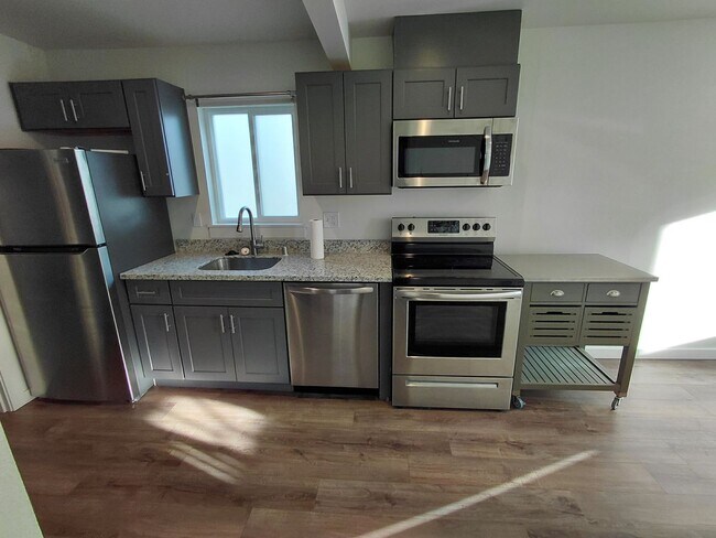 Building Photo - Cozy updated 1 bedroom with rooftop deck