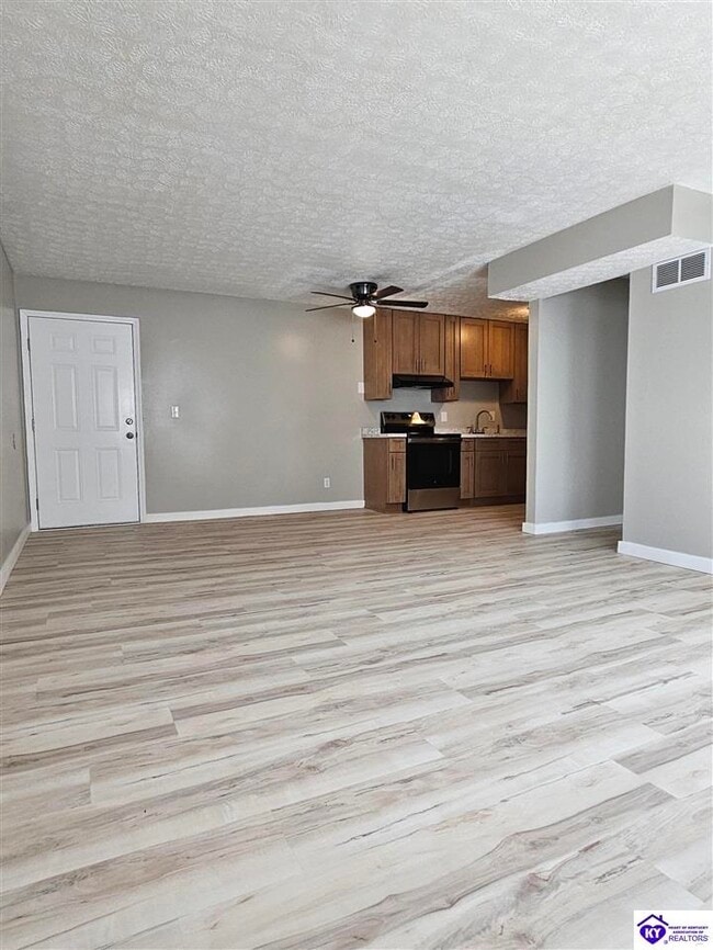 Building Photo - 608 N Woodland Dr