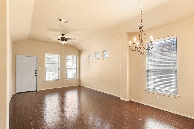 Building Photo - Beautiful 3 Bedroom Duplex Located in New ...