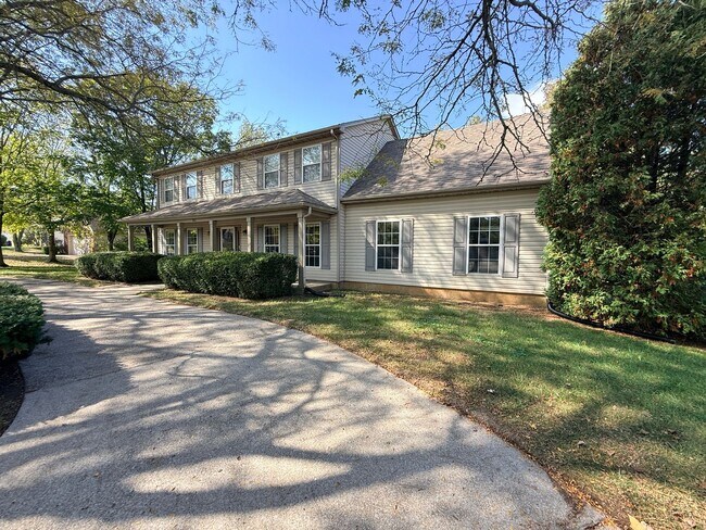 Building Photo - Spacious 4 Bed 2.5 Bath In Lexington!