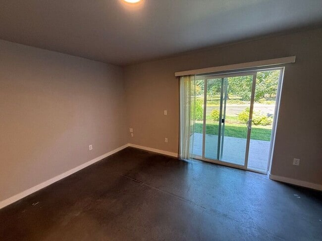Building Photo - 2901 Waverly Dr SE