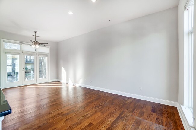 Building Photo - Beautiful Townhome in First Ward!