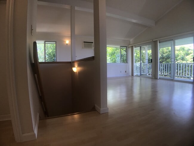 Building Photo - Kaimuki Wilhemina Rise gated home! Spectacular ocean views, garage parking.