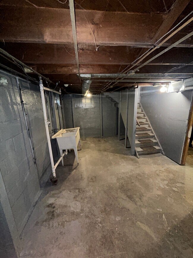 Building Photo - 704 E Renrose Ave