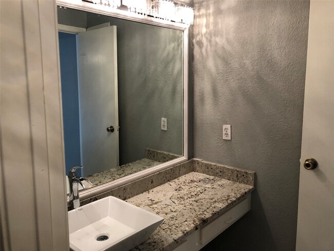 Building Photo - 10615 Briar Forest Dr