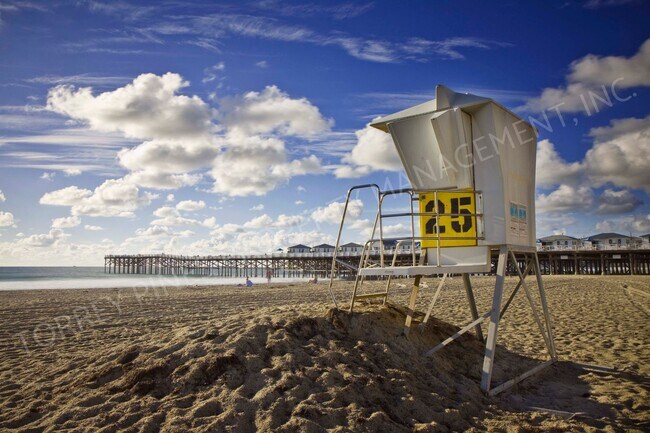 Building Photo - Upstairs Two Bedroom with Lots of Light in Great Pacific Beach Location!