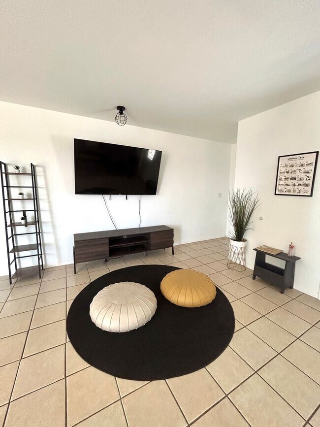 Building Photo - Furnished 3 Bedroom 2 Bathroom Home