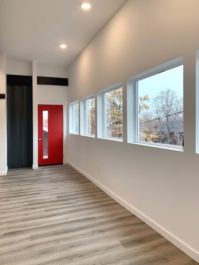Building Photo - 451 Holcomb Ave