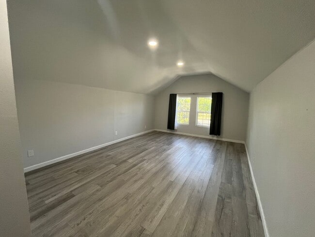 Building Photo - 8180001/85