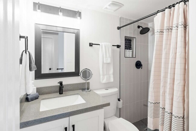 Building Photo - 4530 W Paradise Dr