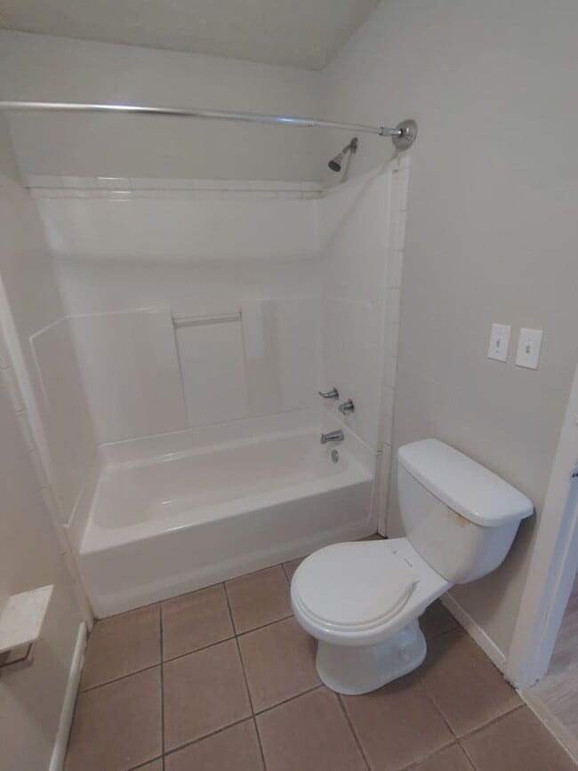 Building Photo - Fully Renovated 4/2 -Single Family  Availa...