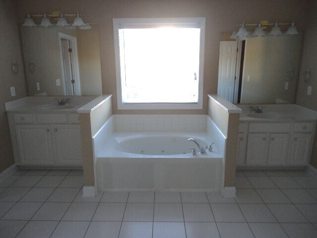 Building Photo - 6385 Clubside Dr