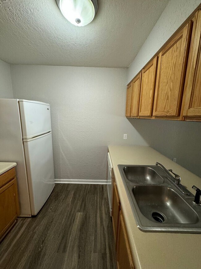 Building Photo - Come See This Beautiful Remodeled 2 Bed 1 Bath Condo in Mystic Woods! Available Now!