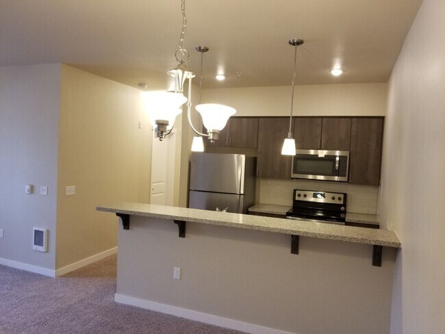 Building Photo - Beautiful 2 bedroom, super cute floorplan, laundry room with full size washer and dryer!