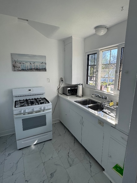 Building Photo - 814 Encino Ln