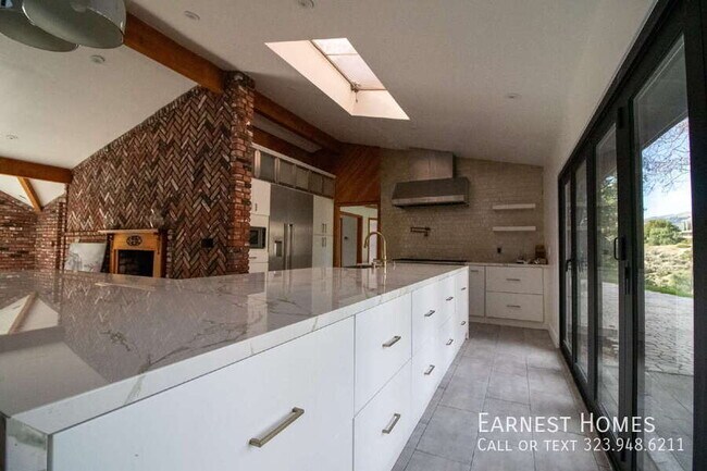 Building Photo - 11619 Lerdo Ave