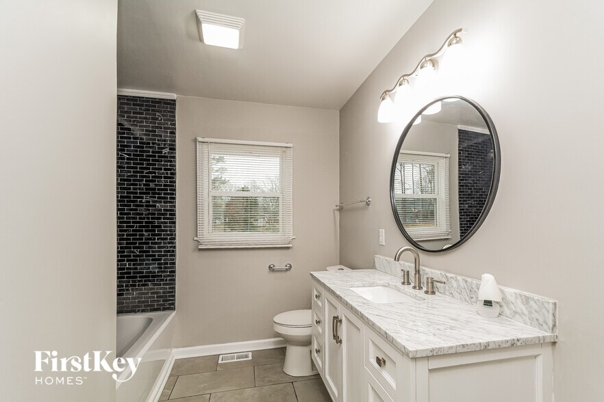 Building Photo - 401 Sparella St