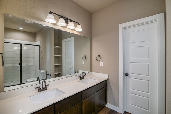 Building Photo - GORGEOUS 3 BEDROOM DUPLEX LOCATED IN MIDLO...