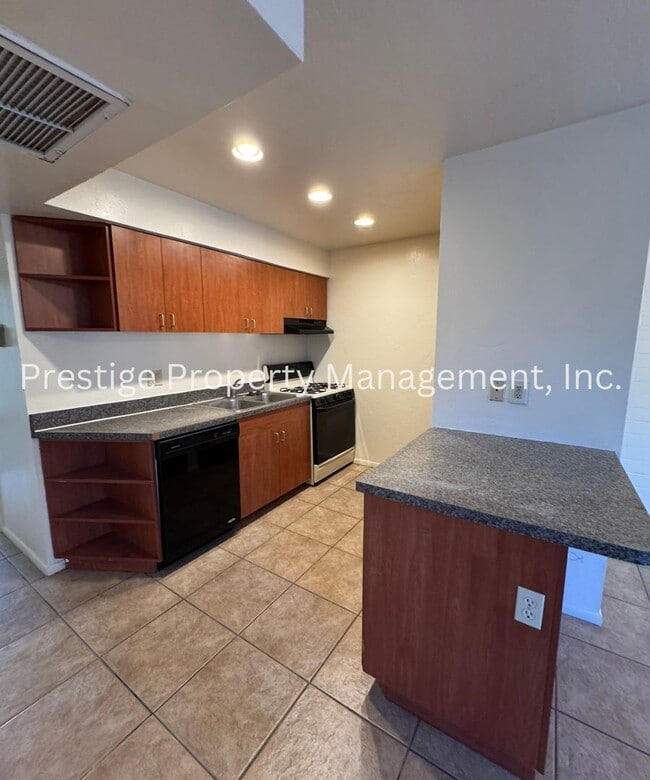 Building Photo - 2525 N Alvernon Way