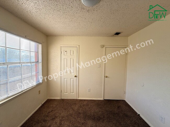 Building Photo - 1021 Pleasant Valley Ln