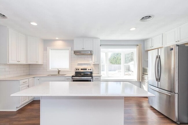 Building Photo - 1105 Golfview Dr