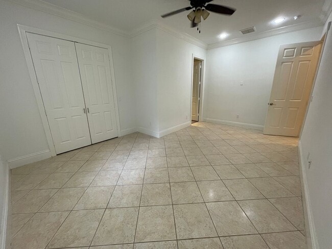 Building Photo - ANNUAL RENTAL - 3 BEDROOM + DEN/ 3 BATH SP...