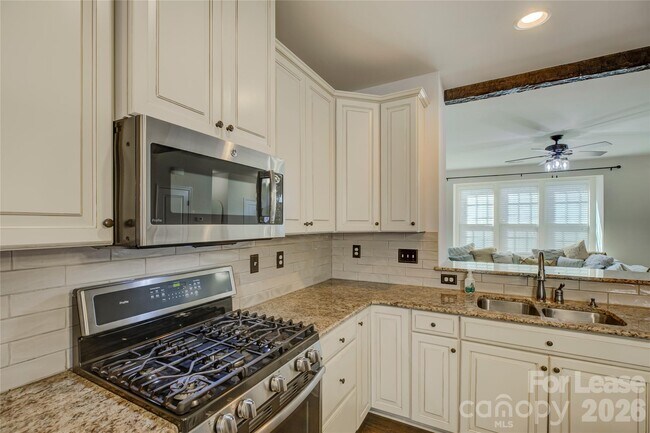 Building Photo - 1731 Evergreen Dr