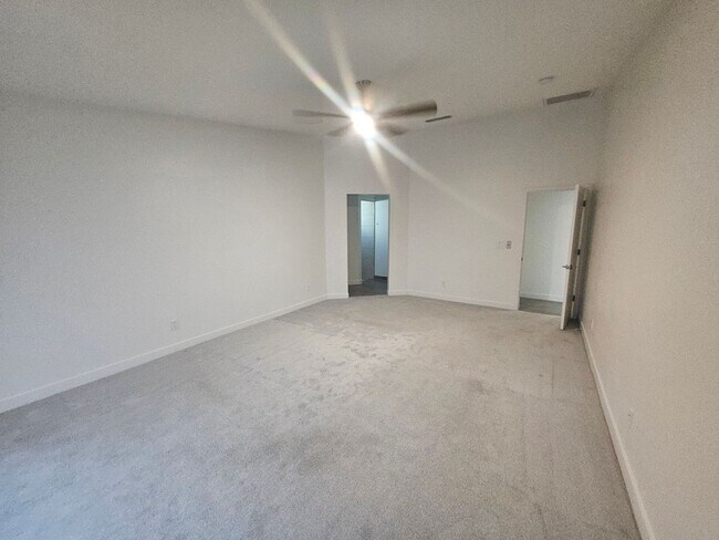 Building Photo - Los Lagos 3 Bed Room Home with Lake Views
