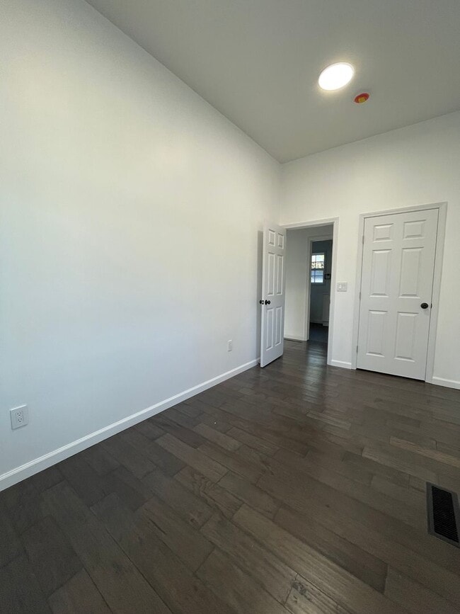 Building Photo - 409 State St